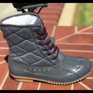 New with out tags Grey quilted duck boots 8 1/2.